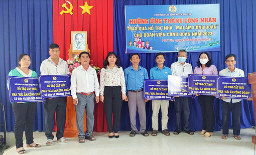 Liên đoàn Lao động huyện Phú Tân trao hỗ trợ 500 triệu đồng xây dựng Mái ấm công đoàn cho đoàn viên