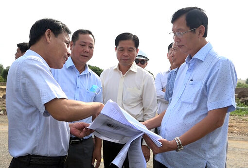 Phó Chủ tịch UBND tỉnh An Giang Lê Văn Phước kiểm tra tình hình giải ngân vốn đầu tư công trên địa bàn TP. Châu Đốc và huyện An Phú