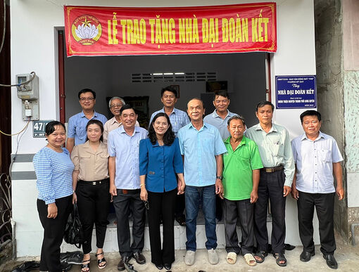 Trao nhà Đại đoàn kết cho hộ khó khăn ở phường Mỹ Quý
