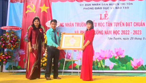 Trường Tiểu học Tân Tuyến đạt chuẩn quốc gia