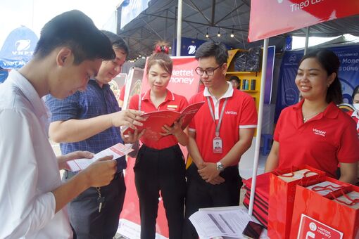 50 gian hàng tham gia Ngày hội mua sắm, thanh toán không dùng tiền mặt tại Siêu thị Mega Market Long Xuyên