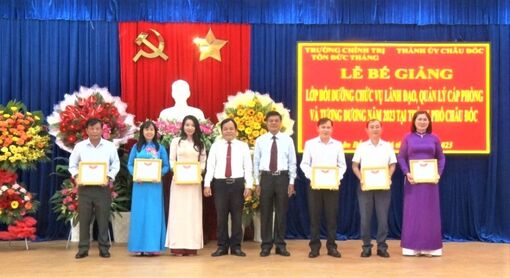 Tổng kết lớp bồi dưỡng lãnh đạo, quản lý cấp phòng ở TP. Châu Đốc