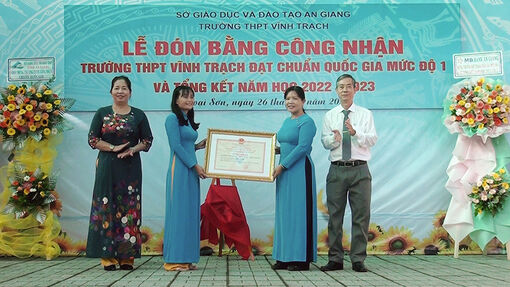 Trường THPT Vĩnh Trạch đón nhận Bằng công nhận đạt chuẩn quốc gia mức độ 1 và tổng kết năm học 2022-2023