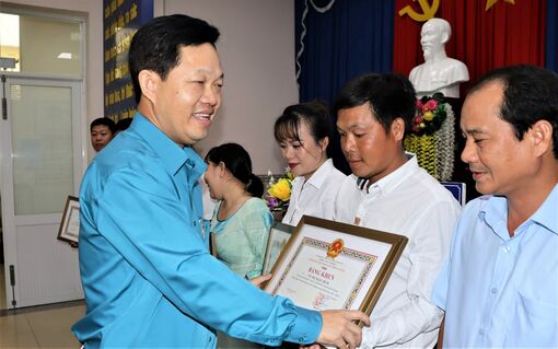 Công ty Cổ phần Môi trường đô thị An Giang đẩy mạnh phong trào mỗi người lao động làm một việc tốt theo gương của Bác