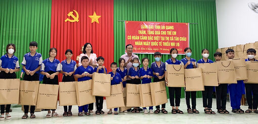 An Giang: 887 phần quà cho trẻ em có hoàn cảnh đặc biệt nhân dịp Ngày Quốc tế Thiếu nhi 1/6