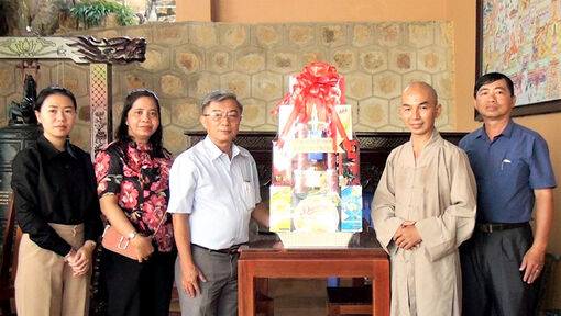 Lãnh đạo TP. Châu Đốc thăm, chúc mừng Đại lễ Phật đản