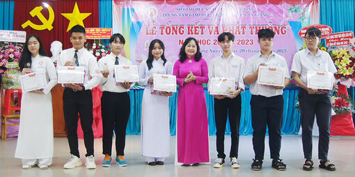 Trung tâm Giáo dục thường xuyên An Giang khen thưởng 159 học sinh khá, giỏi