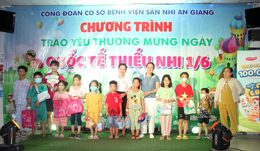 Bệnh viện Sản- Nhi An Giang mang Tết Thiếu nhi 1/6 đến tận giường các bệnh nhi