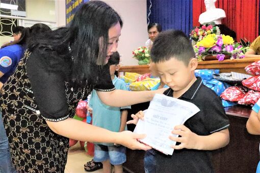 Công ty Cổ phần Môi trường đô thị An Giang biểu dương con em cán bộ, người lao động thi đua học tập tốt
