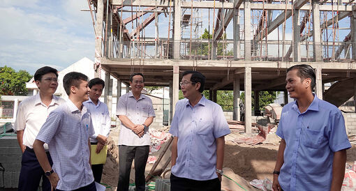 Phó Chủ tịch UBND tỉnh An Giang Lê Văn Phước kiểm tra tình hình giải ngân vốn đầu tư công tại huyện Phú Tân và TX. Tân Châu