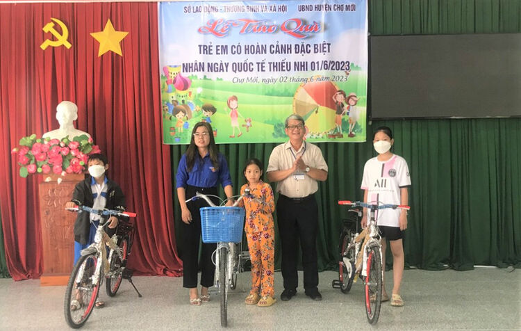 Sở Lao động - Thương binh và Xã hội An Giang tặng 150 phần quà cho trẻ em có hoàn cảnh đặc biệt ở huyện Chợ Mới