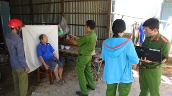 Công an huyện Tri Tôn đến nhà làm căn cước công dân cho người khuyết tật
