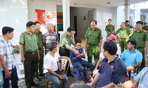 Giám đốc Công an An Giang thăm, động viên và tặng quà các tổ thu nhận hồ sơ cấp CCCD