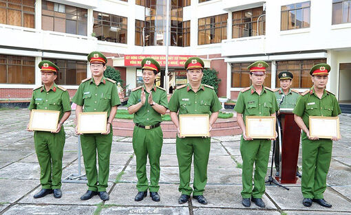An Giang: Khen thưởng tập thể, cá nhân bắt giữ nhóm đối tượng thanh, thiếu niên sử dụng ma túy tại khu Tây sông Hậu