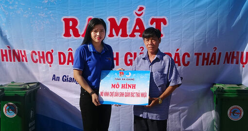 Nâng cao ý thức giảm rác thải nhựa ở biên giới Lạc Quới