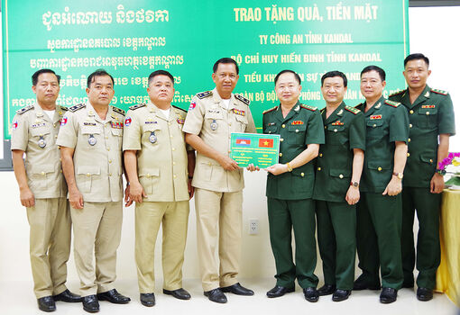 Tặng quà các lực lượng bảo vệ biên giới Campuchia