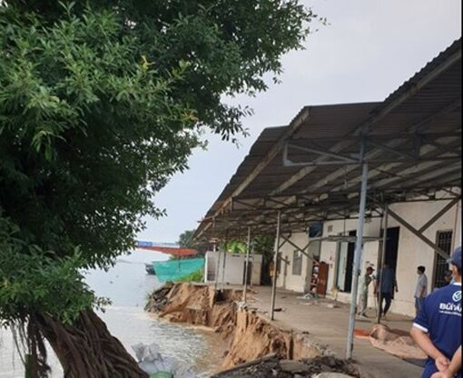 Sạt lở đất đe dọa nhà máy lúa gạo ở phường Bình Đức