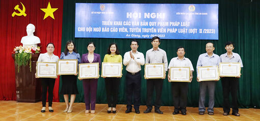 Khen thưởng thành tích phổ biến, giáo dục pháp luật