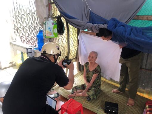 Công an Châu Phú đến tận nhà cấp CCCD cho người già, di chuyển khó khăn