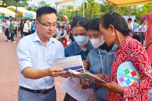 Khoảng 1.000 người lao động tham gia Phiên giao dịch việc làm tại TX. Tịnh Biên
