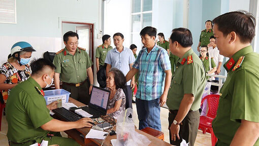 Giám đốc Công an An Giang thăm, tặng quà các tổ thu nhận hồ sơ cấp CCCD gắn chíp điện tử ở TP. Long Xuyên