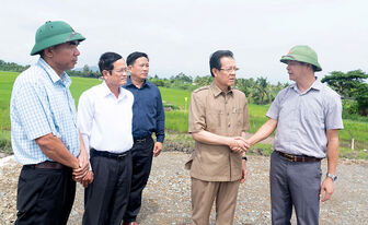 Bí thư Tỉnh ủy An Giang Lê Hồng Quang khảo sát địa điểm tổ chức Lễ khởi công Dự án thành phần 1 thuộc dự án tuyến cao tốc