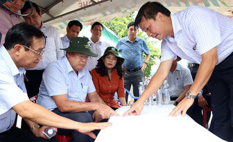 Chủ tịch UBND tỉnh An Giang Nguyễn Thanh Bình khảo sát khu vực sạt lở nghiêm trọng ở TP. Long Xuyên