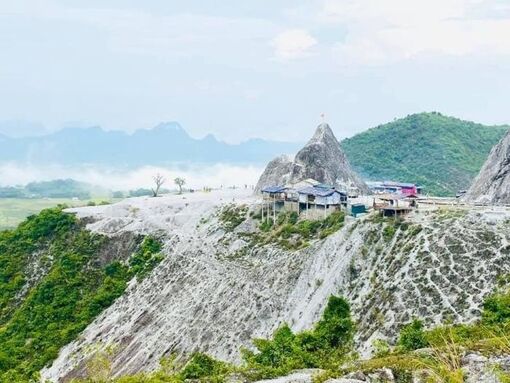 Đèo Đá Trắng - cung đường 'tuyết phủ' huyền ảo giữa lòng Tây Bắc