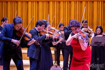 Màn song tấu violin đẳng cấp của nghệ sĩ nổi tiếng thế giới và Bùi Công Duy