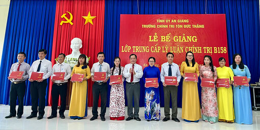 77 học viên nhận bằng tốt nghiệp Trung cấp Lý luận chính trị