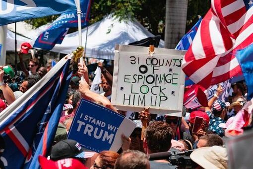 Ông Trump hậu bị truy tố: Người quay lưng lạnh lùng, kẻ hết lời bảo vệ