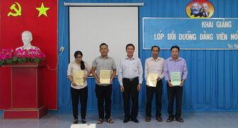 Bồi dưỡng trên 80 đảng viên mới của huyện Tri Tôn