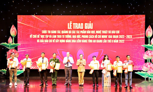 An Giang trao giải Cuộc thi viết về học tập, làm theo Bác năm 2022- 2023 và Giải Búa liềm vàng tỉnh An Giang lần thứ II năm 2022