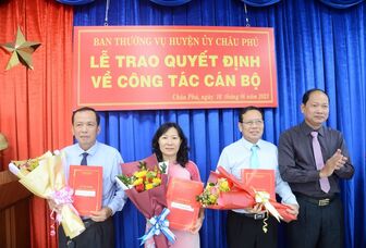Ban Thường vụ Huyện ủy Châu Phú trao quyết định cán bộ
