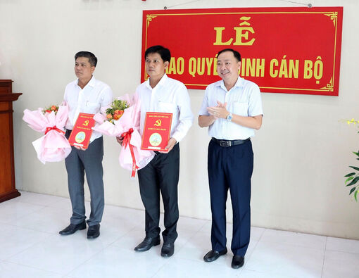 Huyện ủy Châu Thành trao quyết định cán bộ