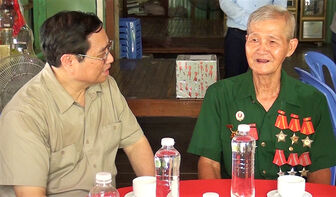 Thủ tướng Chính phủ Phạm Minh Chính thăm gia đình chính sách và giáo viên, học sinh dân tộc ở An Giang