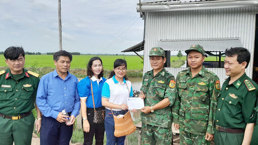 Hội Liên hiệp Phụ nữ huyện Phú Tân thực hiện chương trình "Đồng hành cùng phụ nữ biên cương" tại huyện An Phú