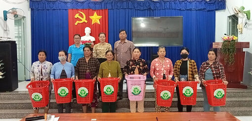 Ra mắt mô hình thùng rác tự quản tại xã biên giới Vĩnh Gia