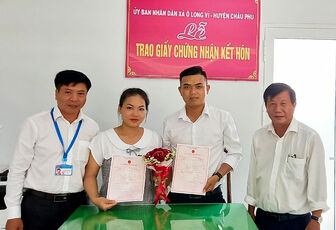 UBND xã Ô Long Vĩ tổ chức trao Giấy chứng nhận kết hôn cho các đôi nam, nữ