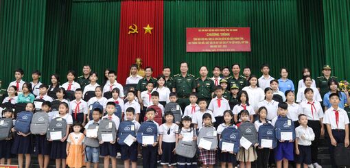 An Giang tặng quà cho học sinh là con cán bộ, con nuôi đồn biên phòng