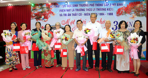 Cựu học sinh Trường Phổ thông cấp 2 Mỹ Bình họp mặt