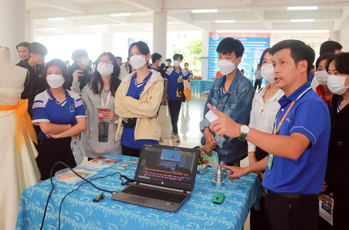 Hơn 800 học sinh THPT được Trường Cao đẳng Nghề An Giang tư vấn hướng nghiệp