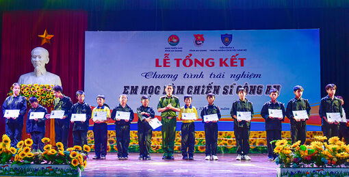 Tổng kết, trao chứng nhận Chương trình trải nghiệm “Em học làm chiến sĩ công an” năm 2023