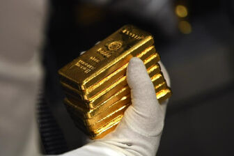 Giá vàng hôm nay 19/6: Nhà đầu tư do dự, vàng khó bứt phá qua 2.000 USD/ounce