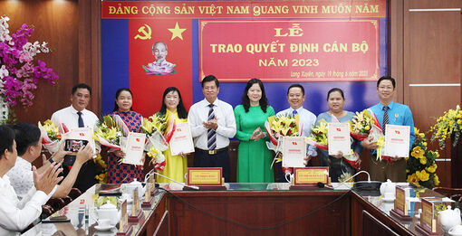 6 cán bộ TP. Long Xuyên nhận nhiệm vụ mới