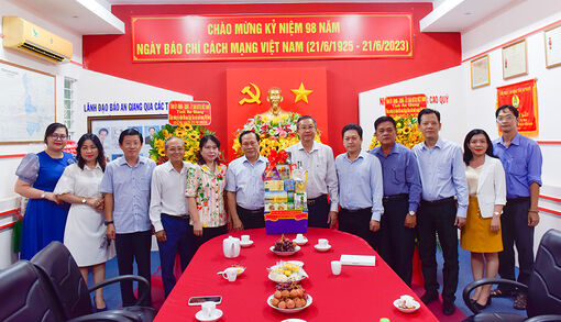Phó Bí thư Thường trực Tỉnh ủy, Chủ tịch HĐND tỉnh An Giang Lê Văn Nưng thăm, chúc mừng Ngày Báo chí Cách mạng Việt Nam 21/6