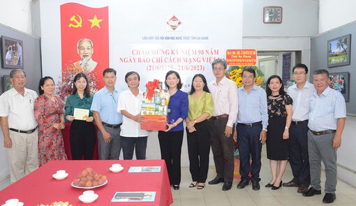 Phó Chủ tịch UBND tỉnh An Giang Nguyễn Thị Minh Thúy chúc mừng Văn phòng đại diện Báo Nhân Dân tại An Giang và Tạp chí Thất Sơn