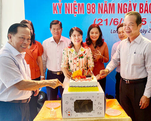 Thành ủy, HĐND, UBND, UBMTTQVN TP. Long Xuyên họp mặt báo chí nhân ngày 21-6