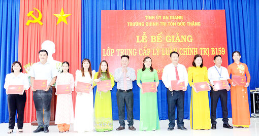 Trường Chính trị Tôn Đức Thắng bế giảng lớp Trung cấp Lý luận chính trị B159