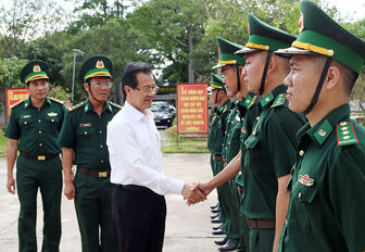 Bí thư Tỉnh ủy An Giang Lê Hồng Quang thăm, tặng quà các đồn biên phòng